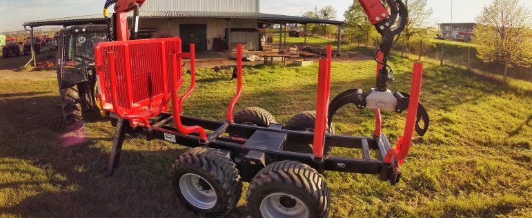 Lesní traktorová vyvážečka na dřevo Agama LV 10 s pohonem v kolech