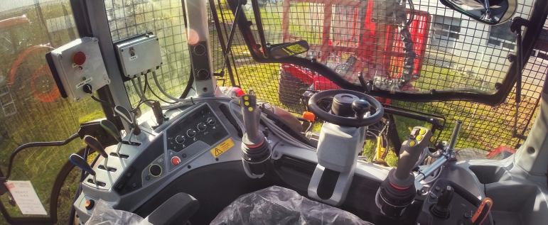 Úprava kabiny traktoru pro vyvážečku s hydraulickou rukou AGAMA